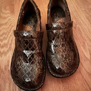 BOC clogs in excellent pre owned condition. Size 7/38. Safari print.